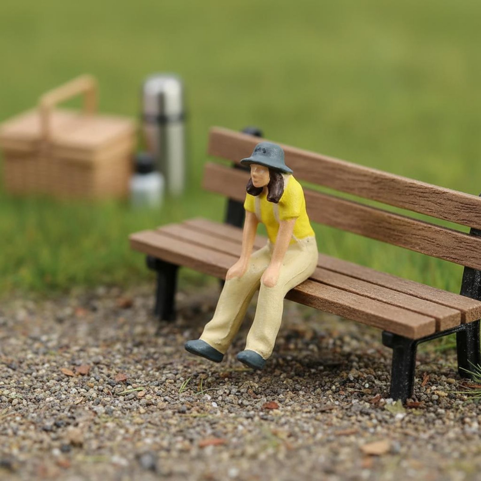 1:64 Scale Figure – 986 Hiking Rest Woman